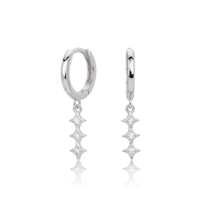 Gros plan de créoles en argent sterling S925 avec triple pendentif étoile et zircon
