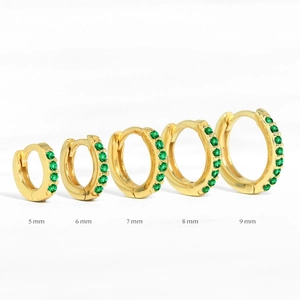 Comparación de tamaños de aros dorados con circonitas verdes de 5 mm a 9 mm de diámetro