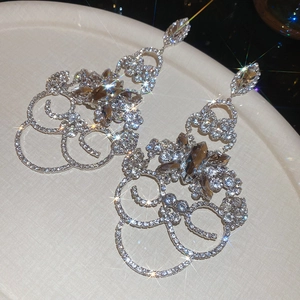 Détails de boucles d'oreilles fleur à pampilles en cristal avec placage en argent