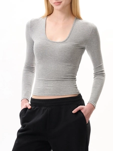 T-shirt en maille grise à manches longues et col en U pour femme coupe ajustée