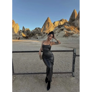 Abito lungo sexy in pelle PU nera con design incrociato sulla schiena e vestibilità bodycon