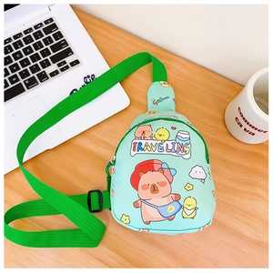 Détail du sac bandoulière enfant vert menthe avec imprimé capybara mignon sur un bureau