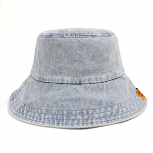 Cappello a secchiello in denim lavato azzurro con tesa larga ed etichetta arancione