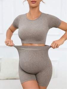 Stretchy high-waist seamless knitted yoga shorts for maternity wear in brown color