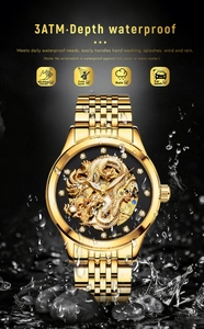 Vue détaillée d'une montre automatique dorée avec étanchéité 3ATM et cadran dragon sculpté