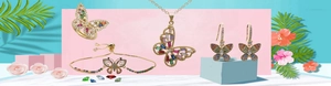 Conjunto de joyas de mariposa con circonitas de colores en ambiente tropical
