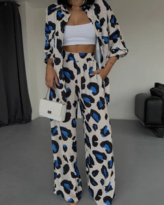 Détails de l'ensemble chemise imprimé léopard à manches longues et pantalon large