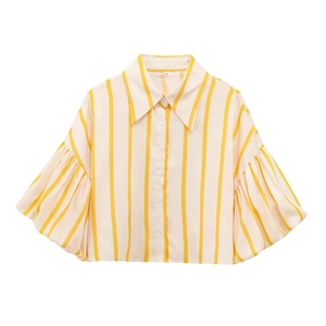Camicia casual a righe verticali gialle e bianche con maniche a sbuffo su sfondo bianco