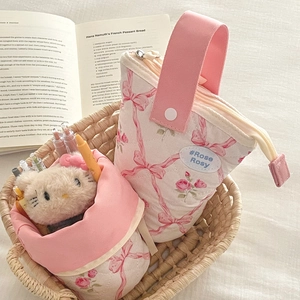 Detail van een gewatteerde roze bloemen etui met handgreep en ritssluiting