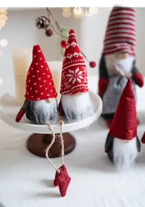 Détails de gnomes de Noël avec chapeaux tricotés et motifs flocons pour décoration