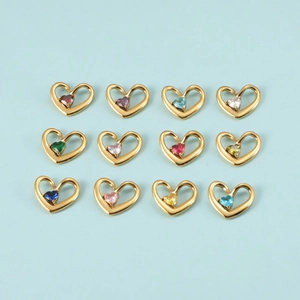 Lot de douze pendentifs cœur dorés avec pierres de naissance colorées en matrice