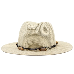 Vue détaillée d'un chapeau de paille beige avec cordon marron et perles en bois
