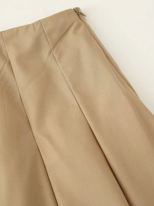 Détail de la taille d'une jupe kaki avec fermeture éclair invisible et texture de tissu