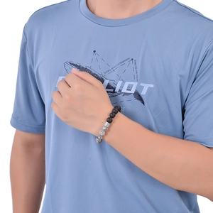 Bracelet élastique pour homme avec roche de lave noire et pierres grises sur le poignet