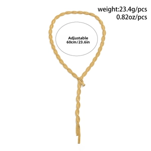 Nahaufnahme der verstellbaren 60 cm goldenen Schlangenkette mit Gewichtsangaben