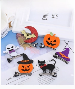Détail de barrettes d'Halloween avec citrouille, fantôme et chauve-souris en feutrine pailletée
