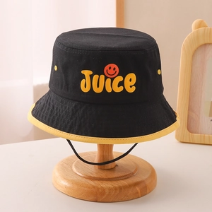 Detail von Kinder-Sonnenhut in Schwarz mit gelbem Juice-Aufdruck und Smiley-Stickerei