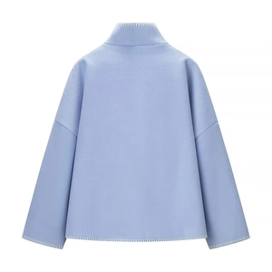 Manteau ample en laine bleu clair avec col montant et détails de points de feston