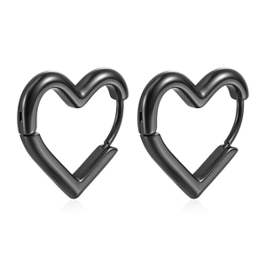 Paio di orecchini a cuore neri minimalisti in acciaio inossidabile su sfondo bianco