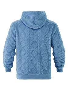 Dettaglio della felpa con cappuccio in pile blu con texture jacquard a rombi e polsini a coste