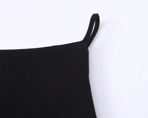 Detail eines schwarzen Tops mit dünnen Trägern und hochwertigen Verarbeitungsnähten