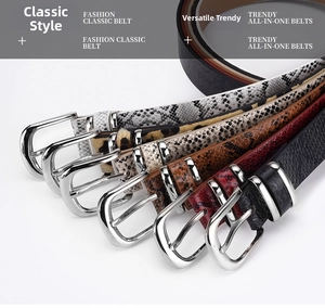 Gros plan de ceintures en simili cuir colorées aux motifs serpent et léopard