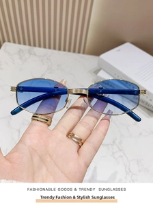 Detail einer Retro-Punk-Sonnenbrille mit blauen Verlaufsgläsern und Goldgestell