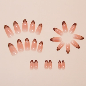 Disposition de 24 faux ongles en amande avec des motifs léopard de style français