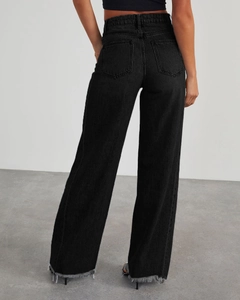 Détail de jean noir à taille haute et jambes larges avec ourlet effiloché et couture arrière