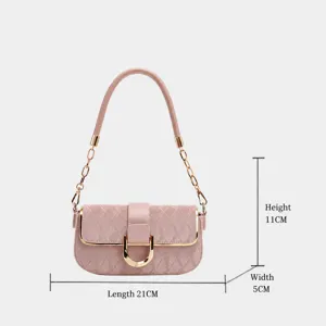 Vue de détail de l'élégant sac porté épaule matelassé rose avec boucle en métal doré.