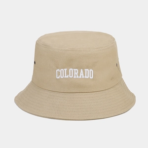 Dettaglio del ricamo COLORADO e degli occhielli in metallo sul cappello beige