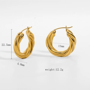 Chunky vergoldete Edelstahl-Creolen mit 22,5 mm gedrehter Textur im Croissant-Stil