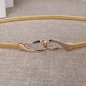 Elegante cintura elastica dorata da donna con fibbia a gancio in metallo lucido