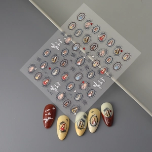 Detalle de pegatinas de uñas de pintura al óleo vintage con retratos y cristales