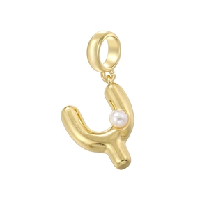 Détail d'un pendentif lettre dorée de style bulle avec une perle blanche intégrée