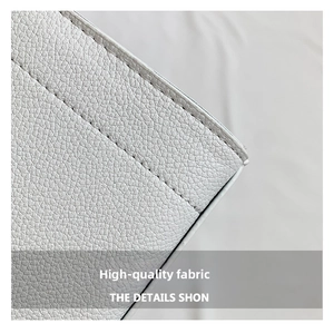 Détails de la texture du cuir blanc avec motif litchi et surpiqûres noires nettes