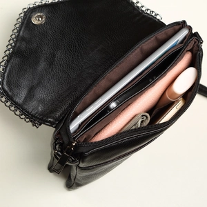 Sac à chaîne en cuir grainé noir avec plusieurs compartiments et fermeture magnétique