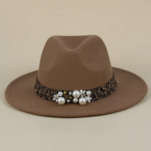 Chapeau fedora en laine camel avec ruban léopard, perles blanches et décorations