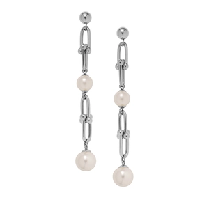 Détail macro de boucles d'oreilles chaîne en argent avec perles blanches et boucle fer à cheval