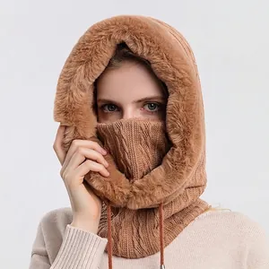 Capuche d'hiver en tricot avec bordure en fausse fourrure et cache-col couleur camel