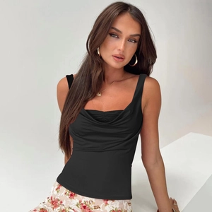Detail eines schwarzen Slim-Fit-Tanktops mit modischen Falten am großen U-Ausschnitt