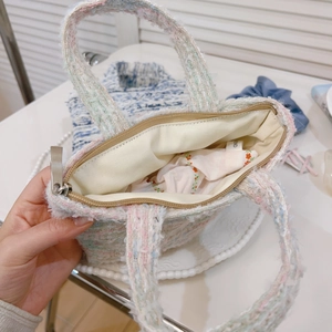Dettaglio mini borsa in tweed rosa con fodera interna in cotone e cerniera