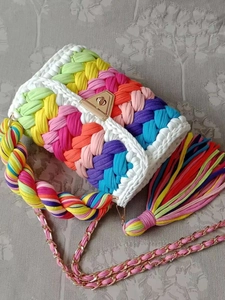 Handgefertigte Häkeltasche im Regenbogen-Design mit goldenem Schloss und buntem Riemen