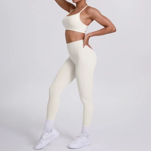Detailansicht des elfenbeinfarbenen Yoga-Sets mit Cross-Back-BH und Leggings