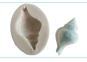 Detailweergave van de witte siliconen mal en voltooide blauwe schelpenkaars voor DIY