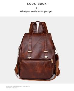 Makroaufnahme der braunen Vintage Ledertextur und Metallschnalle am Rucksack