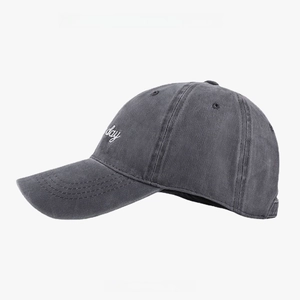 Détail de la casquette de baseball gris foncé délavé avec broderie day blanche élégante