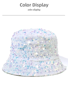 Dettaglio cappello a secchiello bianco con paillettes colorate scintillanti