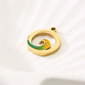 Makro-Detail des goldenen Wellenanhängers mit grün-gelbem Emaille auf weißer Muschel