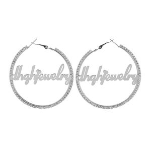 Vue macro de créoles argentées avec strass et design de cœur dhqkjewelry unique